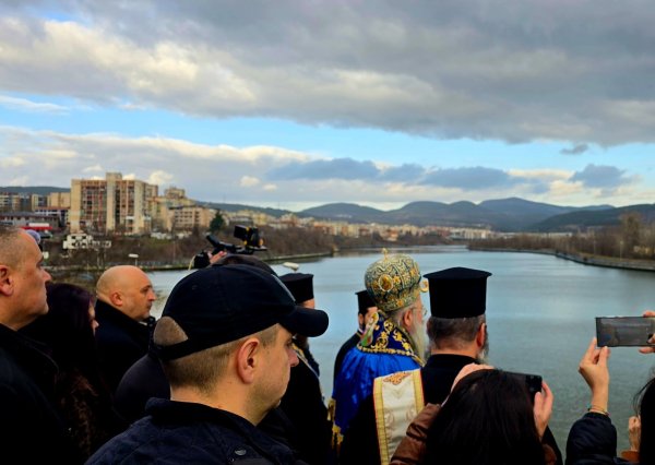 В Кърджали хвърлиха кръста два пъти - в р. Арда и в отоплен басейн за деца 